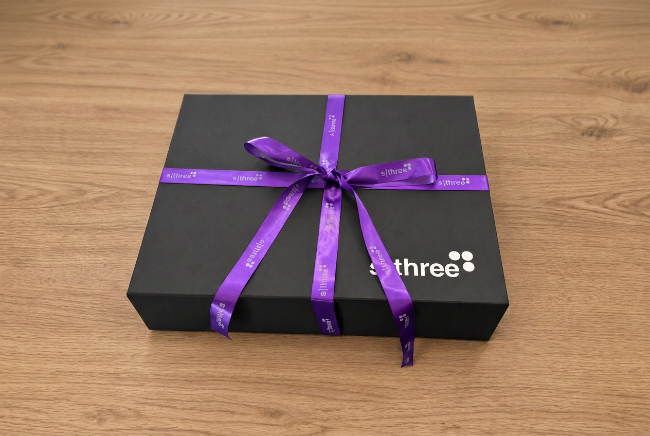 Sthree geschenkdoos met paars lint